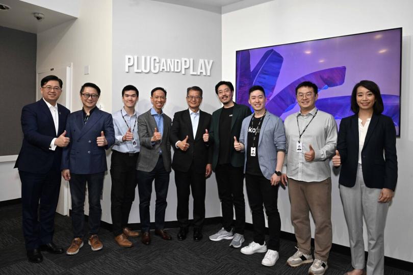 把握機遇:  陳茂波（中）與五家來自香港科學園的初創企業負責人交流。該五家企業正在矽谷接受培訓。