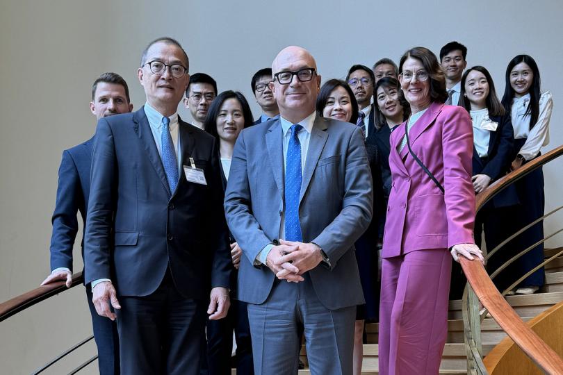 藥物研發:  盧寵茂（前排左）與羅氏高層人員和香港代表團成員合照。