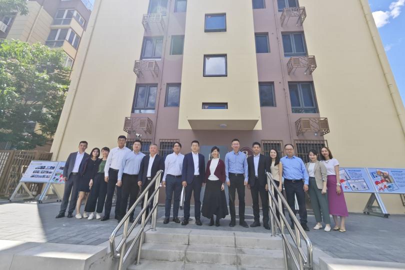 先進技術: 何永賢(右七)參觀北京市首個以混凝土組裝合成建築法興建的項目。 先進技術: 何永賢(右七)參觀北京市首個以混凝土組裝合成建築法興建的項目。