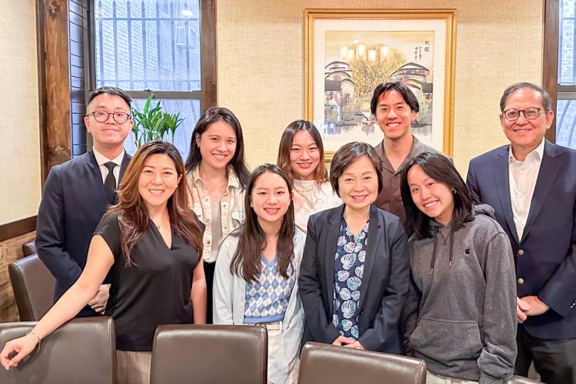 勉勵青年:  蔡若蓮（前排右二）與在紐約的香港青年會面。