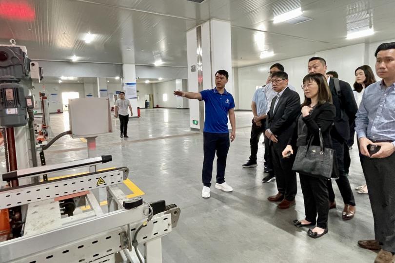 考察物流:  林世雄（前排右三）在湛江訪問一間廣東省龍頭冷鏈物流公司，參觀園內先進設備。