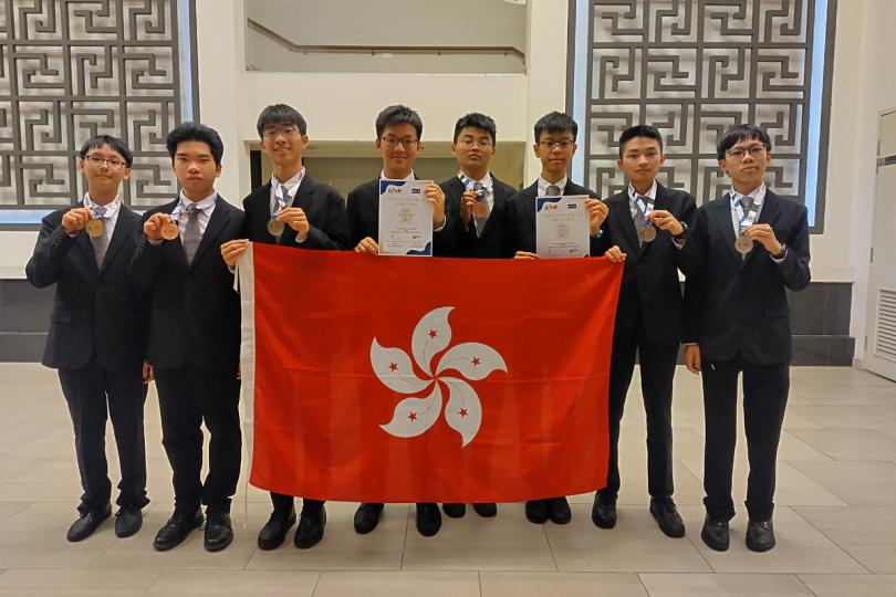 為港爭光: (左起)劉暢、梅樂天、甄璟堯、潘俊彥、唐銘蔚、陳愷知、傅思皓、梁至鋒在第25屆亞洲物理奧林匹克表現優異。 為港爭光: (左起)劉暢、梅樂天、甄璟堯、潘俊彥、唐銘蔚、陳愷知、傅思皓、梁至鋒在第25屆亞洲物理奧林匹克表現優異。