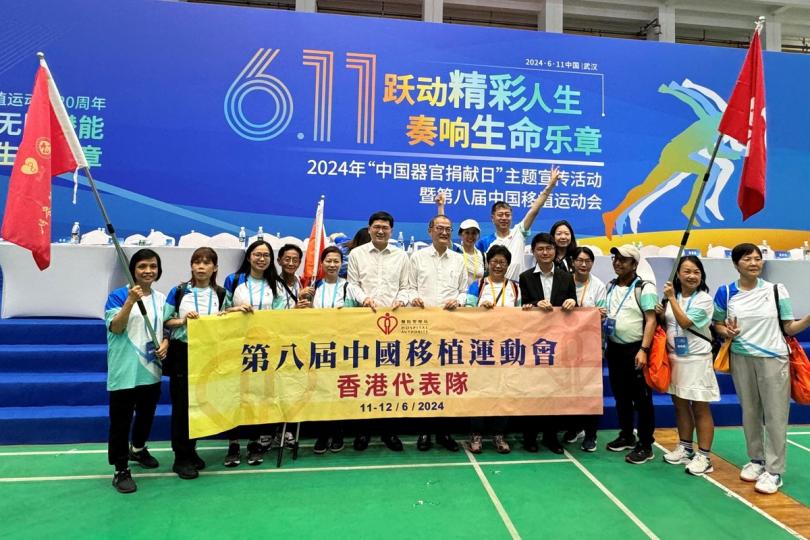 親身打氣: 盧寵茂(前排左七)在武漢與香港運動員合照。 親身打氣: 盧寵茂(前排左七)在武漢與香港運動員合照。
