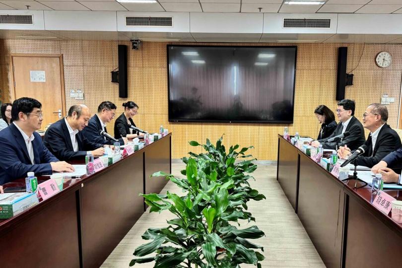 衞生議題:  盧寵茂（右一）在武漢與湖北省衞健委副主任張全紅（左二）會面。