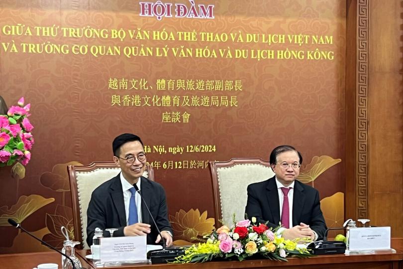 交換意見: 楊潤雄(左)在河內與謝光東會面。 交換意見: 楊潤雄(左)在河內與謝光東會面。
