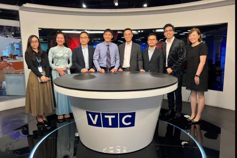 探討合作:  楊潤雄（右四）到訪Vietnam Television Corporation，並與其副台長阮文平（左四）會面。