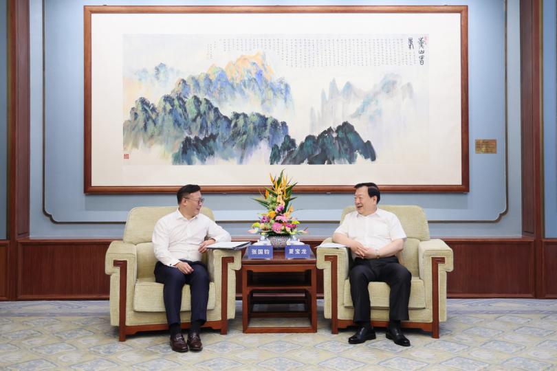 匯報: 張國鈞(左)拜會夏寶龍。 匯報: 張國鈞(左)拜會夏寶龍。