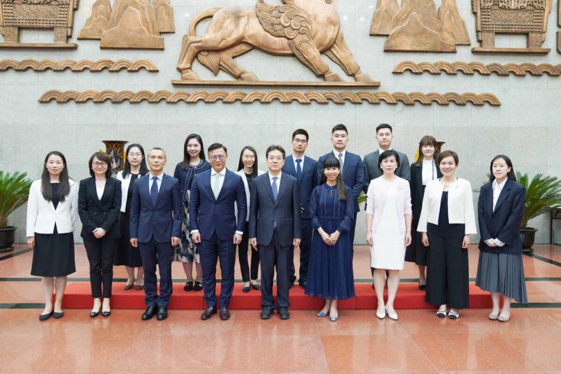 加強溝通:  張國鈞（前排左四）與鄧修明（前排中）會面。