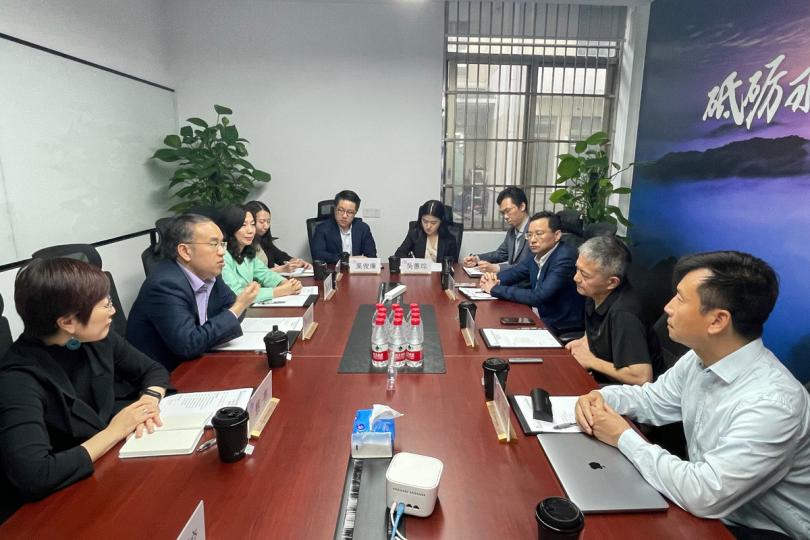 特專科技:  許正宇（左二）參觀上海登臨科技有限公司，與該公司創辦人李建文（右二）會面。