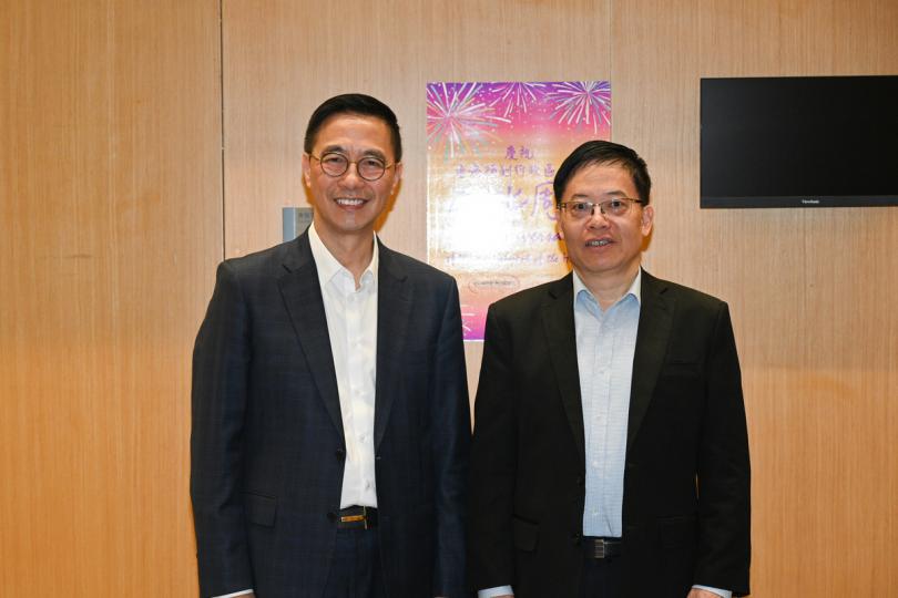 探討合作: 楊潤雄(左)向金興明介紹香港的文化藝術和創意產業最新發展。 探討合作: 楊潤雄(左)向金興明介紹香港的文化藝術和創意產業最新發展。