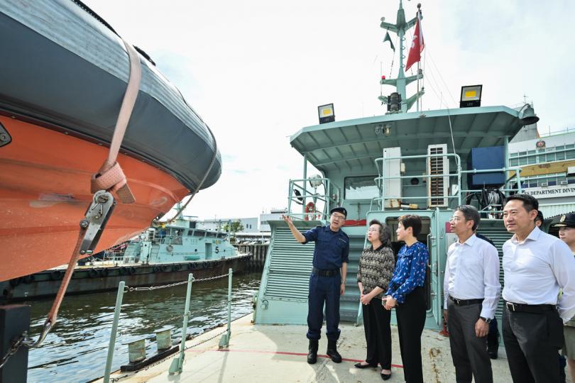 海上執法: 楊何蓓茵(左二)參觀昂船洲海關船隊基地。 海上執法: 楊何蓓茵(左二)參觀昂船洲海關船隊基地。