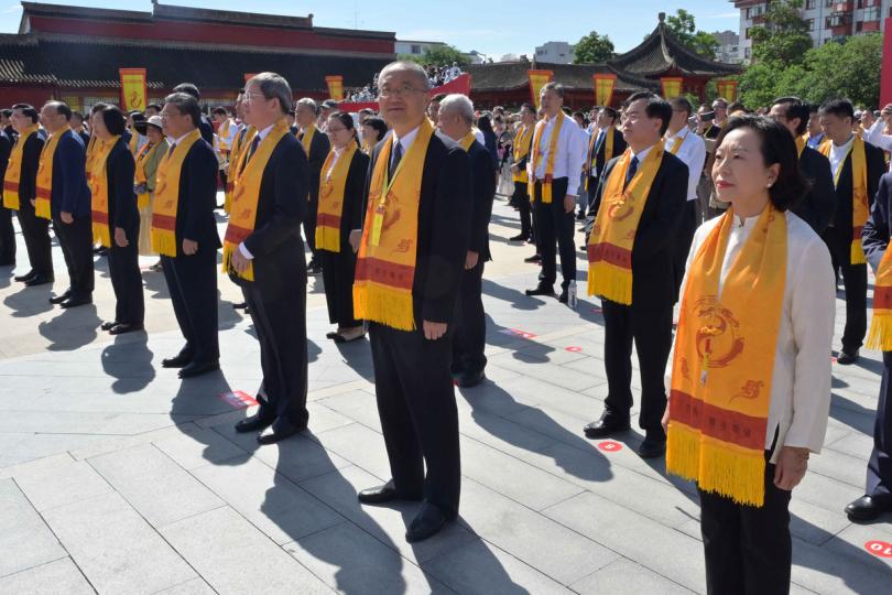 莊嚴肅穆: 麥美娟(右)在甘肅省天水市代表特區政府出席公祭伏羲大典。 莊嚴肅穆: 麥美娟(右)在甘肅省天水市代表特區政府出席公祭伏羲大典。