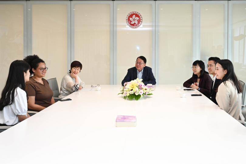 推廣香港:  陳國基（中）與在駐滬辦實習的香港學生交流。