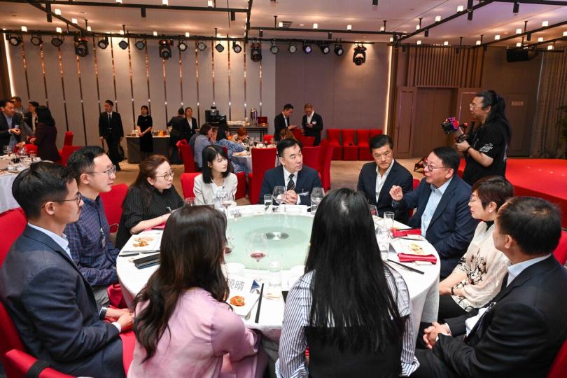 融入國家:  陳國基（左七）與在滬港人和港商代表交流。