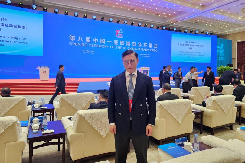 參與盛事: 張國鈞在新疆烏魯木齊出席中國---亞歐博覽會。 參與盛事: 張國鈞在新疆烏魯木齊出席中國---亞歐博覽會。