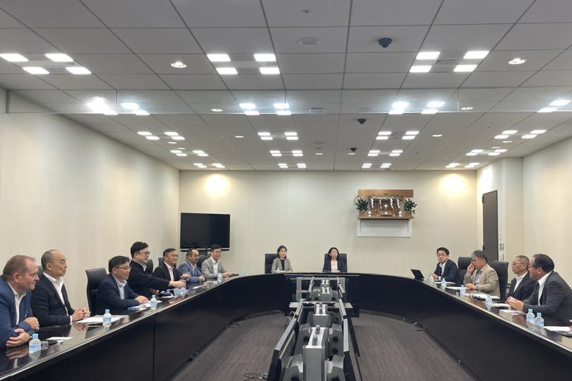 推廣香港: 林世雄(左三)在東京向班輪公司推廣香港高增值海運服務。 推廣香港: 林世雄(左三)在東京向班輪公司推廣香港高增值海運服務。