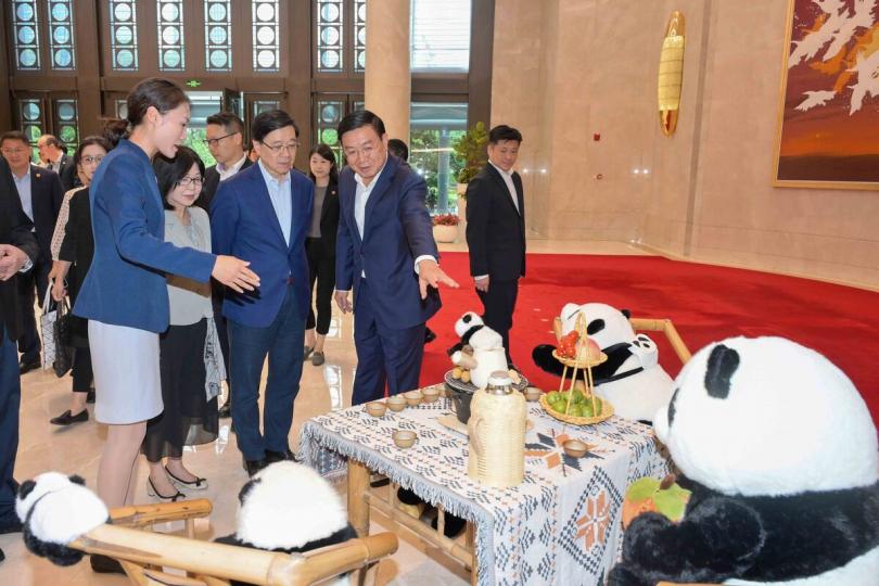 悉心安排: 李家超(前排右二)和夫人李林麗嬋(前排右三)在出席王鳳朝(前排右一)所設的交流工作餐之前觀看展品。 悉心安排: 李家超(前排右二)和夫人李林麗嬋(前排右三)在出席王鳳朝(前排右一)所設的交流工作餐之前觀看展品。