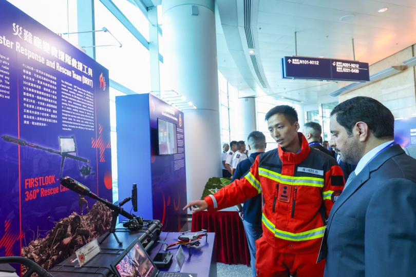 創新科技:  與會者參觀香港消防處展出的救援科技設備。