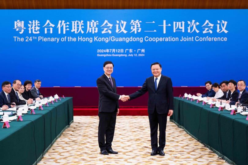 協作:  李家超（左）在廣州出席粵港合作聯席會議第24次會議，會議前與王偉中合照。