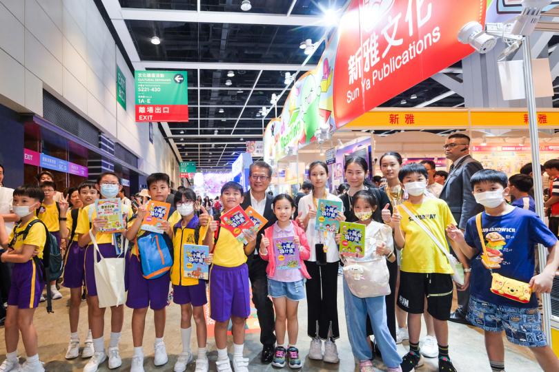 分享樂趣:  陳茂波7月17日到香港書展遊逛並購買科普書籍贈予現場學生。