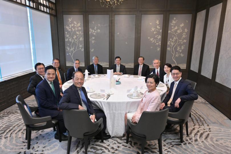 顧問團就施政報告向特首提意見 顧問團就施政報告向特首提意見