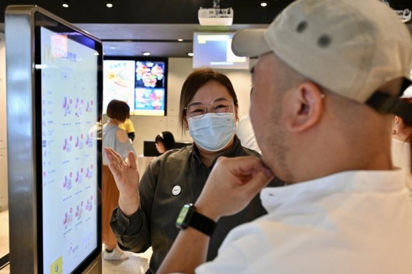 體貼有禮 笑迎天下客 體貼有禮 笑迎天下客