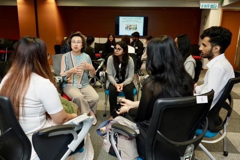 楊何蓓茵勉非華裔實習生增值自己 楊何蓓茵勉非華裔實習生增值自己