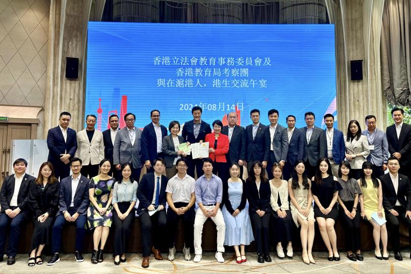 會面交流:  蔡若蓮（後排左六）與在滬升學或工作的香港青年會面。