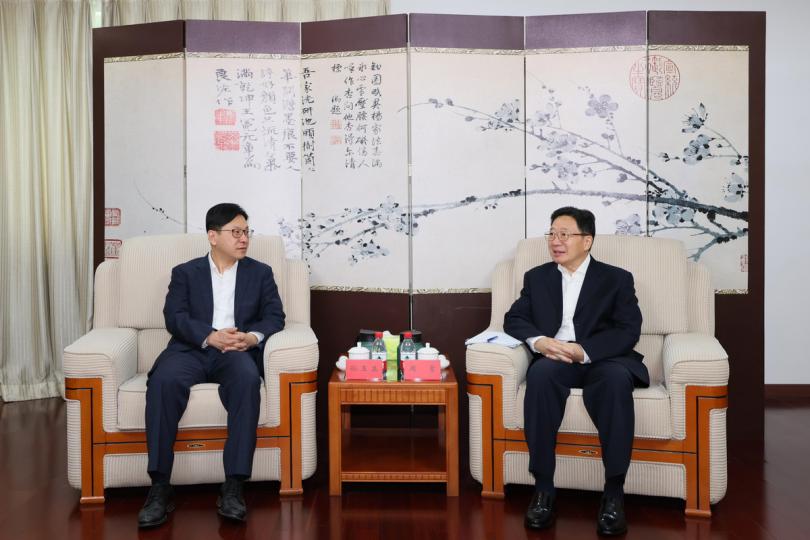匯報: 孫玉菡(左)向周霽匯報特區政府過去一年在社會福利、勞工政策和招攬人才等範疇的工作進展。 匯報: 孫玉菡(左)向周霽匯報特區政府過去一年在社會福利、勞工政策和招攬人才等範疇的工作進展。