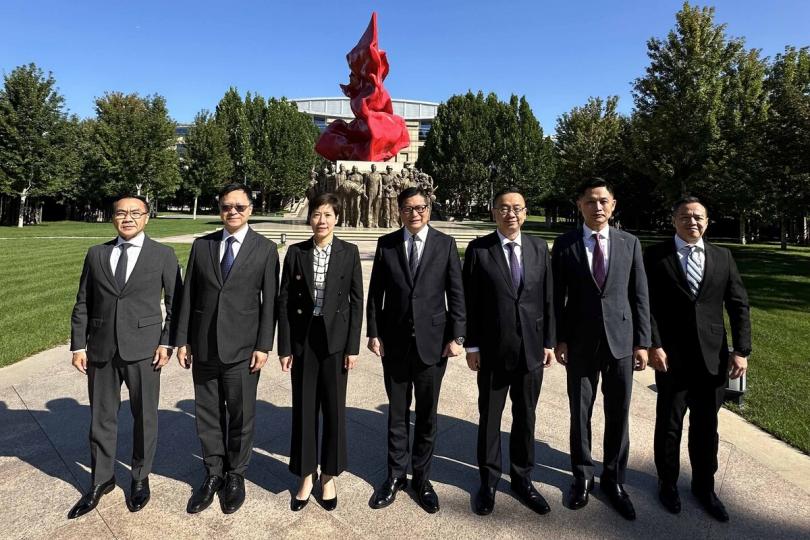 研修:  鄧炳強（中）與交流團成員到國家行政學院交流。
