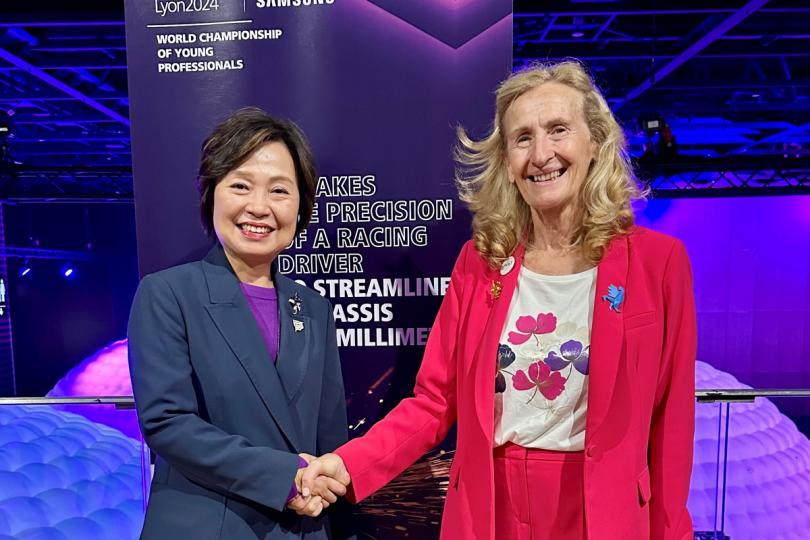 分享經驗:  蔡若蓮（左）與法國國家教育和青年部長Nicole Belloubet見面。