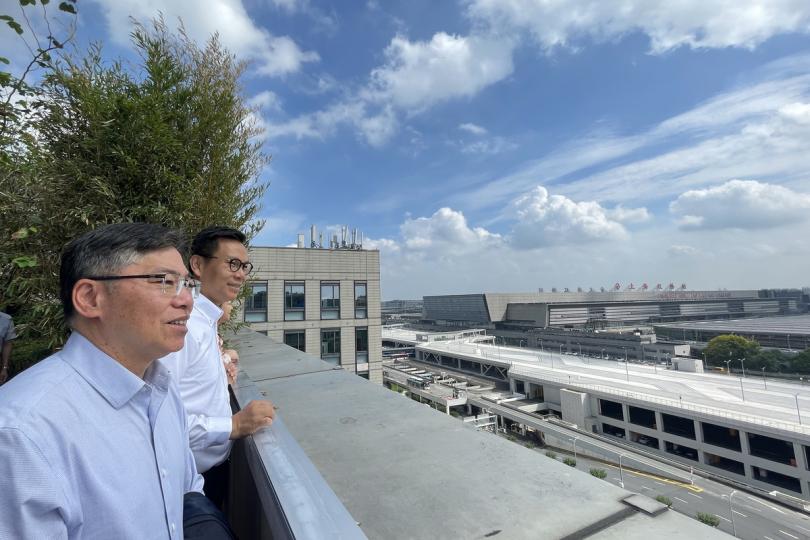 借鑑: 林世雄(左)俯瞰上海虹橋綜合交通樞紐。 借鑑: 林世雄(左)俯瞰上海虹橋綜合交通樞紐。