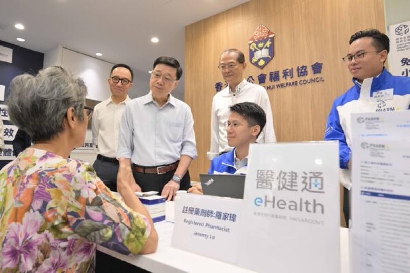 李家超訪黃大仙 親聆市民意見 李家超訪黃大仙 親聆市民意見