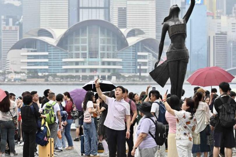 料120萬人次內地旅客黃金周訪港 料120萬人次內地旅客黃金周訪港