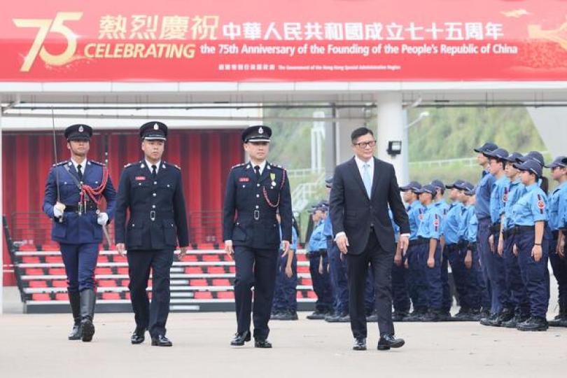 鄧炳強檢閱消防救護青年團大匯操 鄧炳強檢閱消防救護青年團大匯操