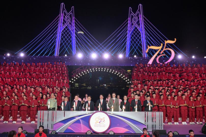 學校辦升國旗儀式賀國慶75周年 學校辦升國旗儀式賀國慶75周年