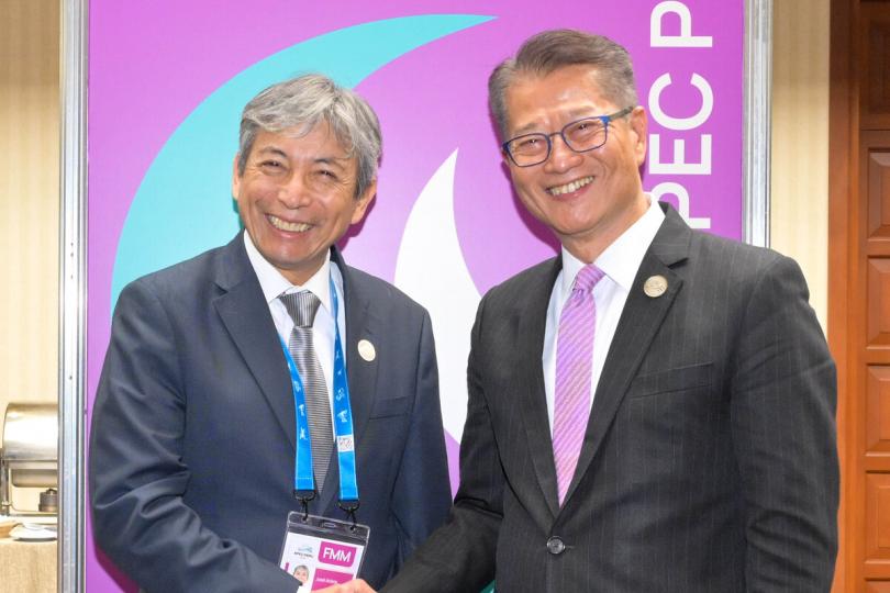 交流:  陳茂波（右）與José Arista Arbildo會面，向他介紹香港最新經濟情況。