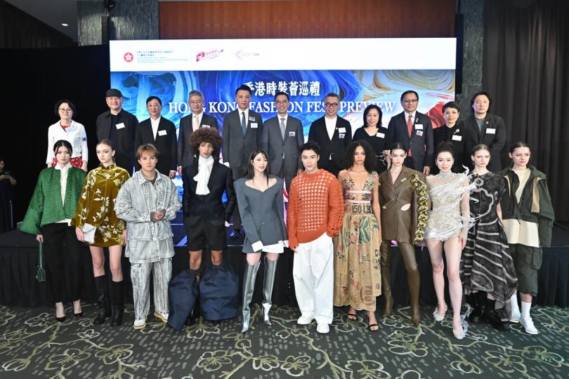 時裝盛事: 楊潤雄(後排中)出席香港時裝薈巡禮。 時裝盛事: 楊潤雄(後排中)出席香港時裝薈巡禮。
