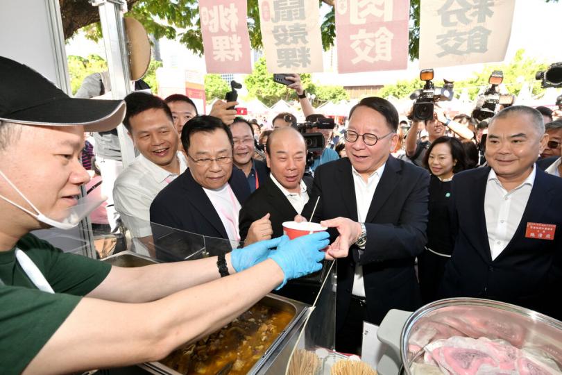 特色美食:  陳國基（第一排右二）參觀巿集攤位。