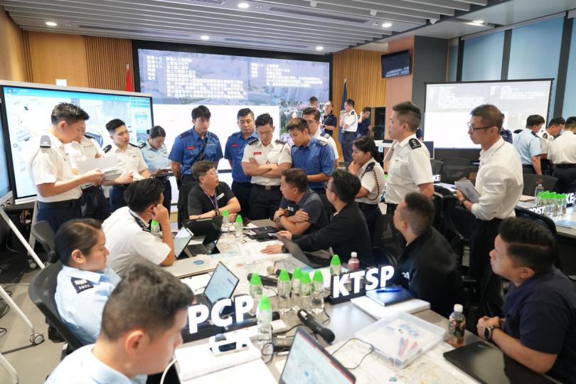 協作應變: 警方在東九龍總部舉行首個有關啟德體育園的跨部門桌上演練。 協作應變: 警方在東九龍總部舉行首個有關啟德體育園的跨部門桌上演練。