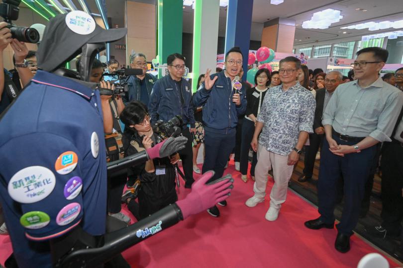 創科啟航:  陳茂波（右二）主持創新科技嘉年華2024開幕典禮，並在孫東（右一）陪同下參觀生產力促進局的展覽。