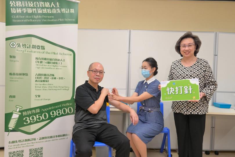 率先響應:  楊何蓓茵（右）支持高級公務員評議會代表接種季節性流感疫苗。