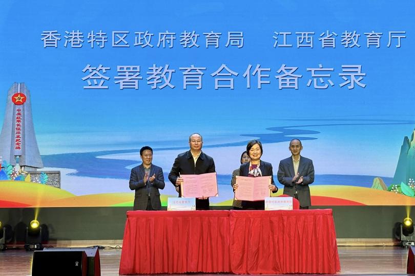 深化交流:  蔡若蓮（前排右）在江西贛州中學與江西省教育廳廳長吳永明（前排左）簽署江西與香港教育合作備忘錄。