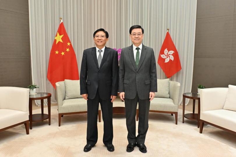 交換意見: 李家超(右)與孫金龍會面。 交換意見: 李家超(右)與孫金龍會面。