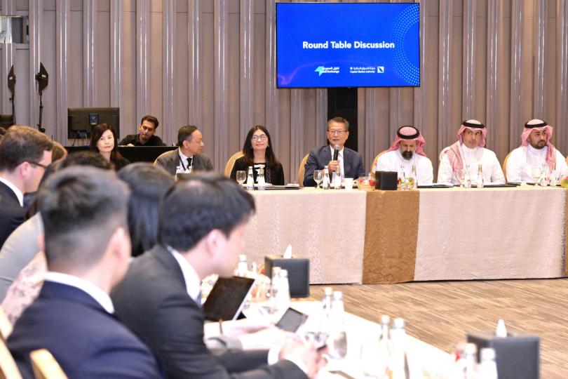 加強合作: 陳茂波(右四)與Mohammed bin Abdullah Elkuwaiz(右三)共同主持資產市場圓桌會議。 加強合作: 陳茂波(右四)與Mohammed bin Abdullah Elkuwaiz(右三)共同主持資產市場圓桌會議。