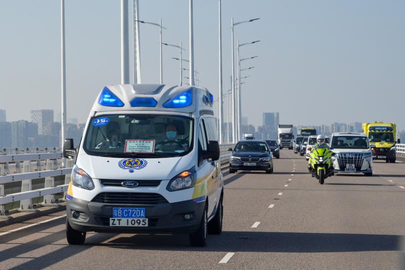 模擬實況: 參與大灣區跨境直通救護車試行計劃演練的跨境救護車經深圳灣公路大橋前往屯門醫院。 模擬實況: 參與大灣區跨境直通救護車試行計劃演練的跨境救護車經深圳灣公路大橋前往屯門醫院。