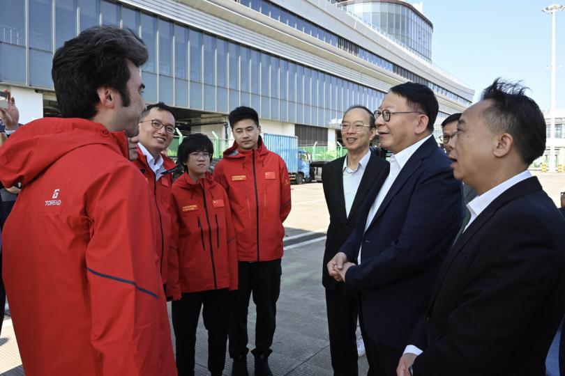 南極考察:  陳國基（右二）與參與任務的香港科研團隊交流。
