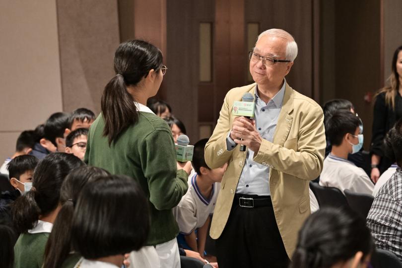 綠色對話: 謝展寰(右)出席國際環保博覽公眾日活動的對話環節 ,與參加者討論環保議題。 綠色對話: 謝展寰(右)出席國際環保博覽公眾日活動的對話環節 ,與參加者討論環保議題。