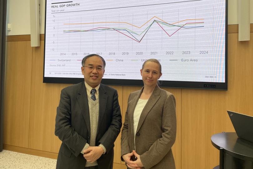 相談甚歡:  許正宇（左）與Lena Lee Andresen討論環球貨幣政策趨勢等議題。