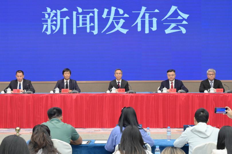 盛事將至: 楊德強(左二)在廣州出席新聞發布會,介紹第15屆全國運動會相關籌備工作的進展。 盛事將至: 楊德強(左二)在廣州出席新聞發布會,介紹第15屆全國運動會相關籌備工作的進展。